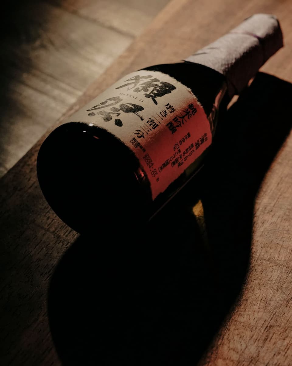 A bottle of hiyaoroshi resting on a wooden board